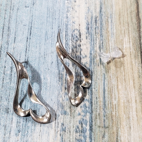 Upside-Down Heart Earrings. - Picture 6 of 8